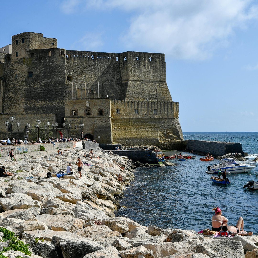 Il Castel dell'Ovo, fortezza sul mare, e le piccole barche di Borgo Marinari a Napoli