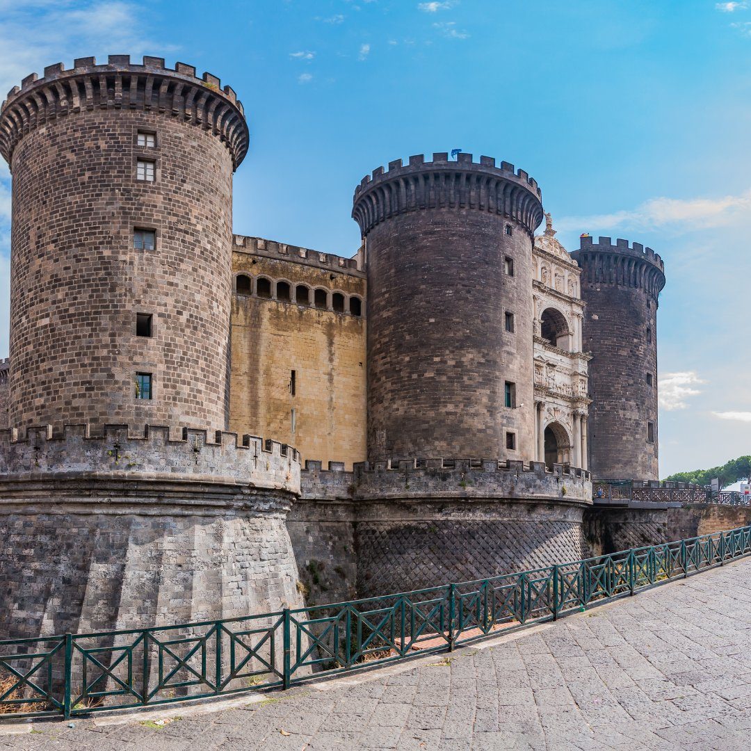 Le torri del Castel Nuovo, il Maschio Angioino, con il suo arco di trionfo aragonese a Napoli