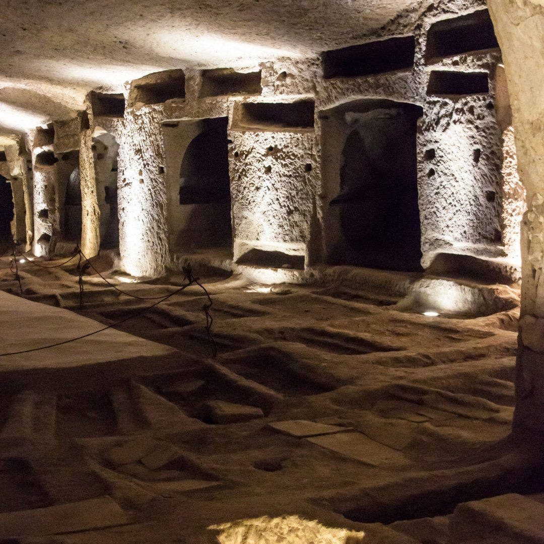 Gallerie e tombe scavate nel tufo all'interno delle catacombe sotto Napoli