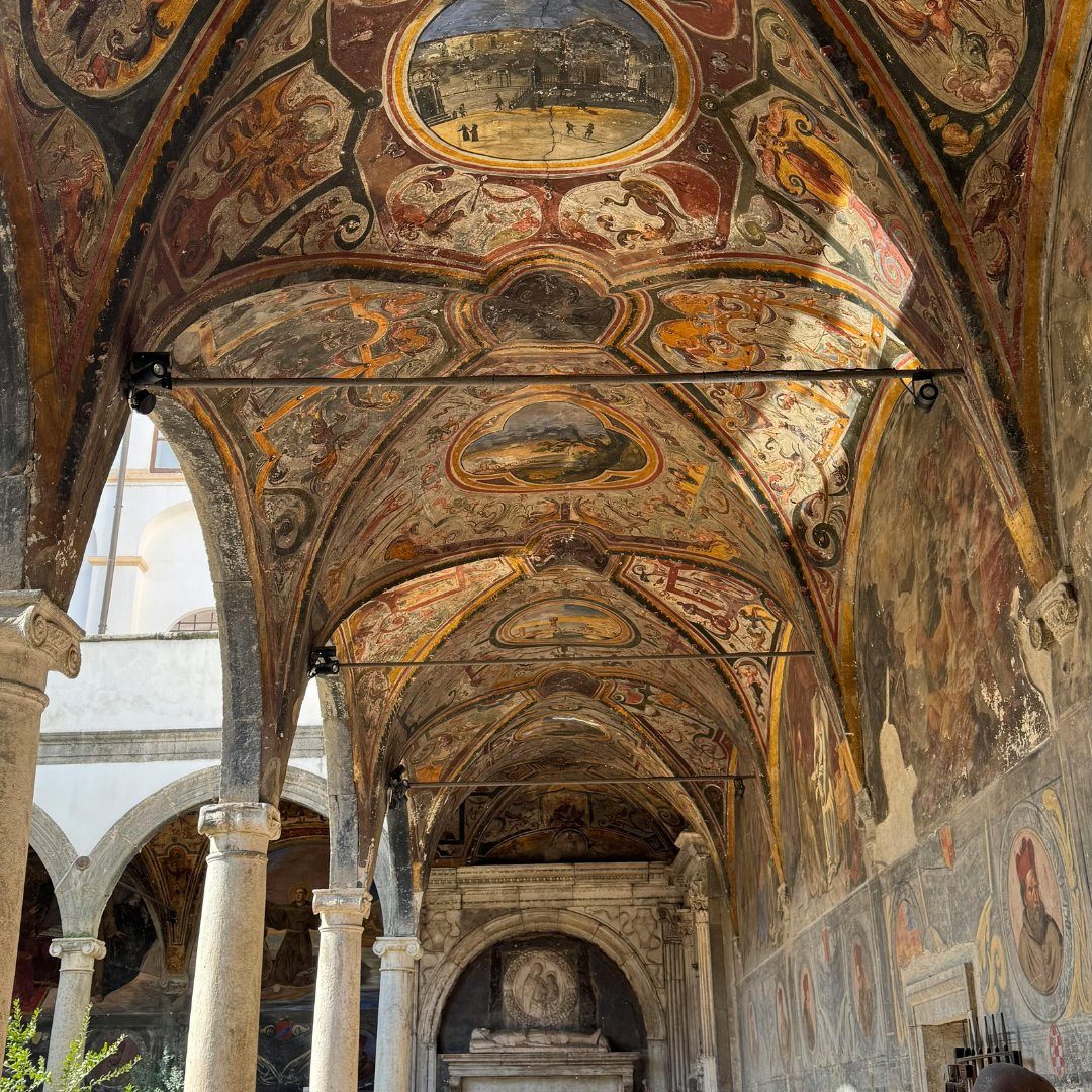 Soffitto affrescato di un chiostro voltato in una chiesa del centro storico di Napoli