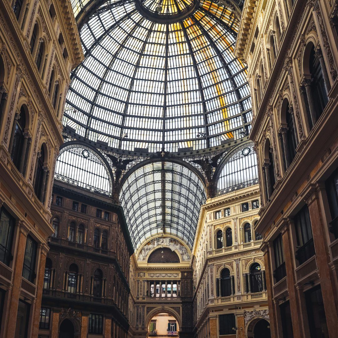 Cupola decorata in vetro e ferro della Galleria Umberto I a Napoli
