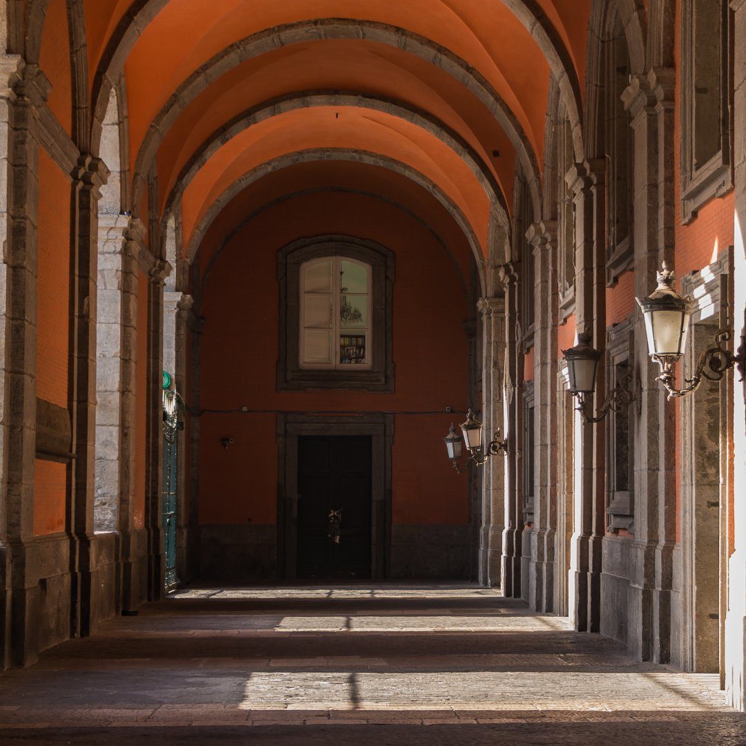 Portico voltato in cotto del Palazzo Reale di Napoli con lanterne in ferro