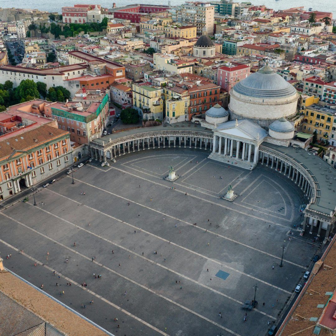 Veduta aerea di Piazza del Plebiscito e della basilica di San Francesco di Paola nel centro di Napoli