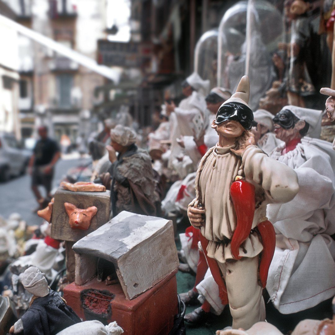 Figurine di Pulcinella fatte a mano in una bottega di San Gregorio Armeno a Napoli