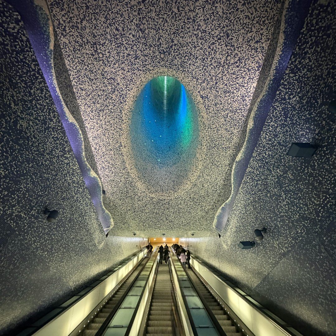Pozzo di luce a mosaico blu sopra le scale mobili della stazione d'arte Toledo a Napoli